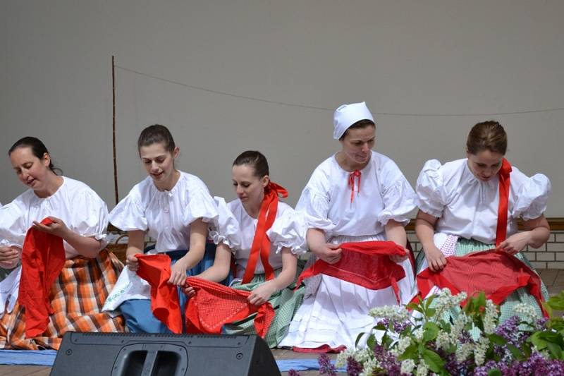 Nedělní program folklorního festivalu v místním amfiteátru.