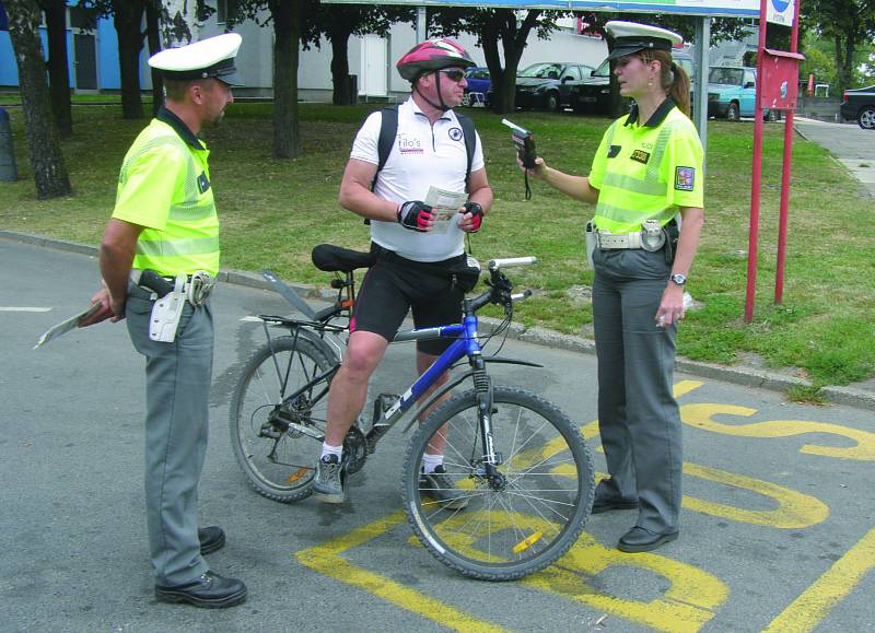 PREVENTIVNÍ AKCI zaměřenou na cyklisty provedli policisté v ulicích Kladna. Muž zastavený u areálu Sletiště kontrolou prošel na jedničku. Své kolo měl  v pořádku a žádný alkohol nenadýchal.