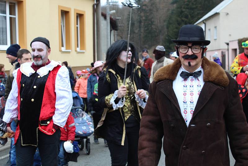 Do ulic se vydala široká škála maškar, nechyběli například tradiční medvědi.