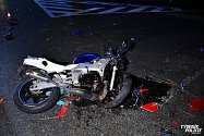 Šestnáctiletého motorkáře po střetu s autem u Unhoště transportoval do nemocnice vrtulník.