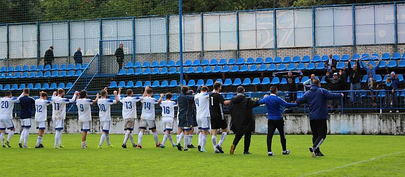 Tahák fotbalové divize: Kladno (v bílém) porazilo Louny a vystřídalo je v čele tabulky.