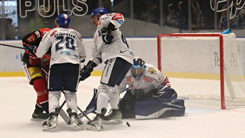 Hokejová extraliga: Kladno (v bílé) porazilo doma silný Hradec Králové 2:1.