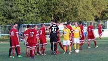 Nováček krajského přeboru Libušín (v červeném) v prvním kole nečekaně doma přehrál obhájce prvenství Poříčí 3:2 na penalty.