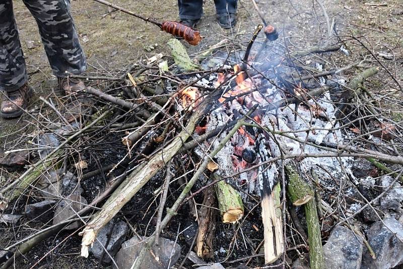 Keltský telegraf na Slánské hoře v roce 2018. Tehdy se u něj sešlo zhruba 40 lidí, včetně starosty Slaného Martina Hrabánka.