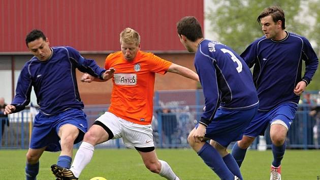 Slaný - Velvary 6:2. Tady na sebe narazili dva opravdoví Hráči - vlevo Marek Mucha a v oranžovém domácí Josef Galbavý. 