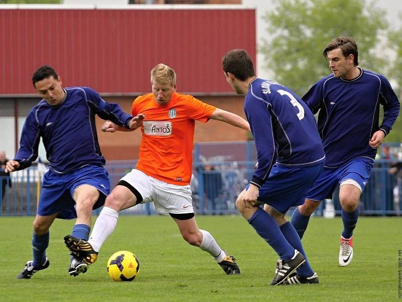 Slaný - Velvary 6:2. Tady na sebe narazili dva opravdoví Hráči - vlevo Marek Mucha a v oranžovém domácí Josef Galbavý. 