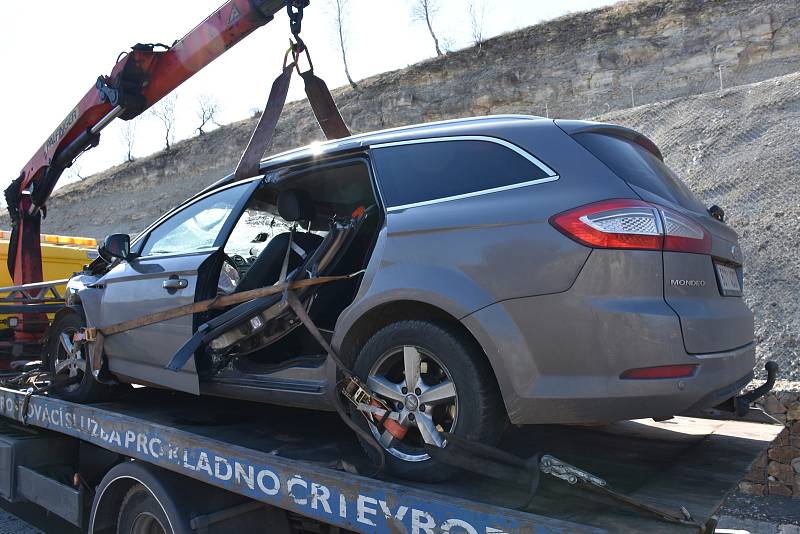 Na dálnici D7 se srazilo osobní auto s nákladním. Řidiče vyprošťovali hasiči.