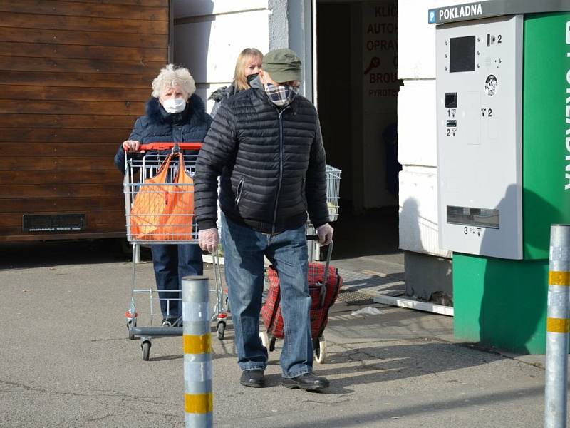 Ukáznění občané jsou také v Kladně v převaze. Ještě i v druhé polovině března jich většina respirátory na ulici nosí.