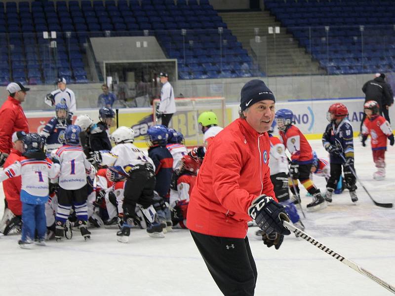 Pojď hrát hokej v Kladně, akce Rytířů pro nejmenší adepty hokeje se zúčastnily i kladenské hvězdy minulosti i současnosti Ondřej Pavelec, Jan Neliba, Radek Gardoň (na snímku) nebo Petr Vampola.