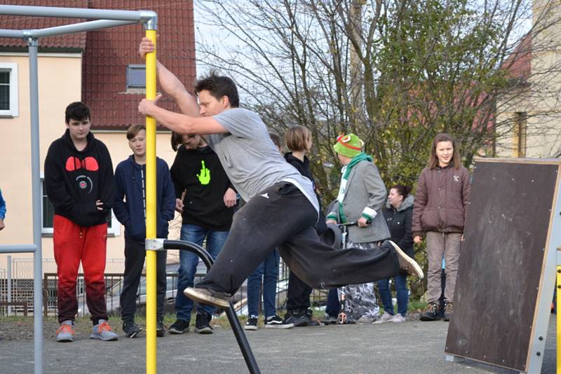 Ze slavnostního otevření parkourového a workoutového hřiště.