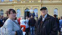 Velvarské školáky přivítala také pilná včelka, děti si užily soutěže i dílničky.