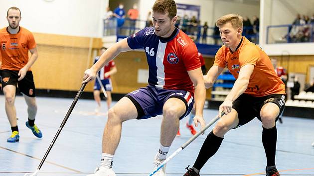 Florbal, I. liga! Kanonýři Kladno (v pruhovaném) - Buldogs Brno 2:3 po prodloužení. Vlevo Vojtěch Pfaur.