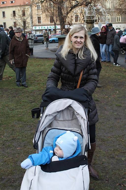 Vánoční zpívání na slánském náměstí, nechyběl betlém Stanislava Berkovce st., živá zvířátka v ohradě a tradiční svařáček. Přišly opět stovky lidí.