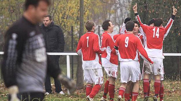 Velká radost hráčů Hřebče. Po tyči a břevnu trefili konečně branku a ta jim zajistila hubenou výhru. I bez ní by ale v pohodě a s rezervou přezimovali na pozici lídra OP.