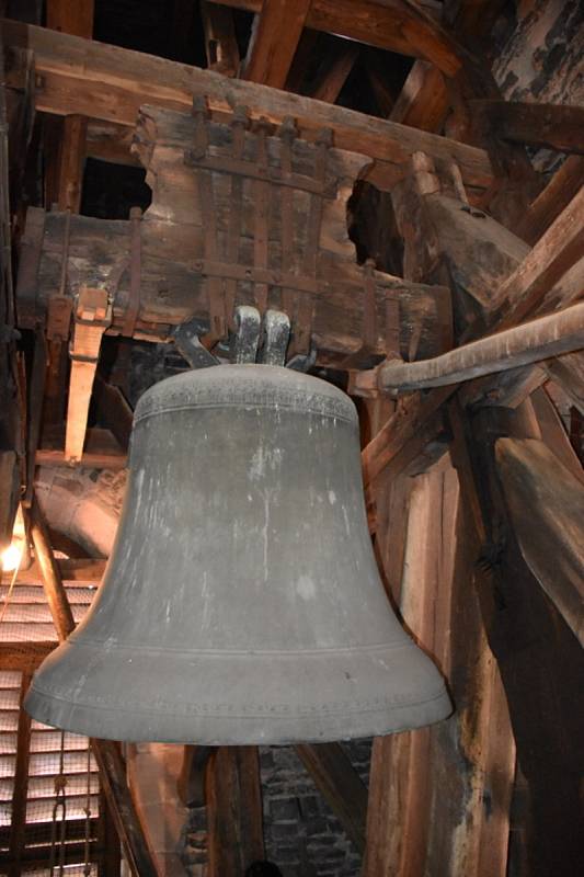 V chrámu svatého Gotharda ve Slaném rozezněl v pondělí srdce zvonu zvoník Jan Hacker z Podlešína.