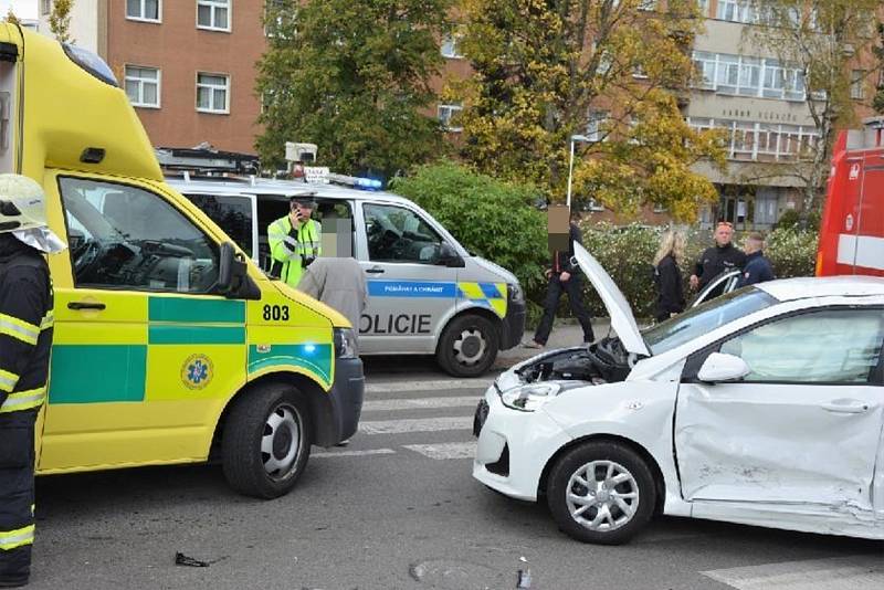 Nehoda dvou aut v Kladně na křižovatce ul. Fr. Foustky a 5. května.