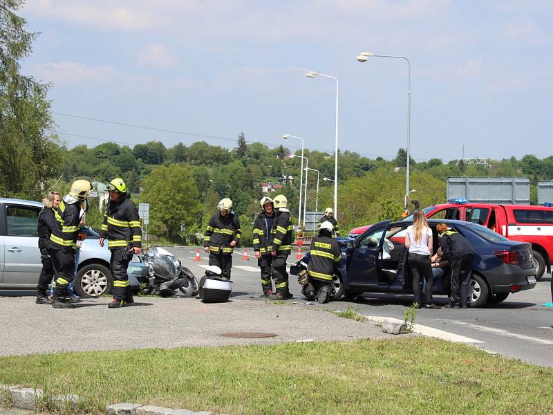 Nehoda se stala na křižovatce ulic Dukelských hrdinů a Slánská.