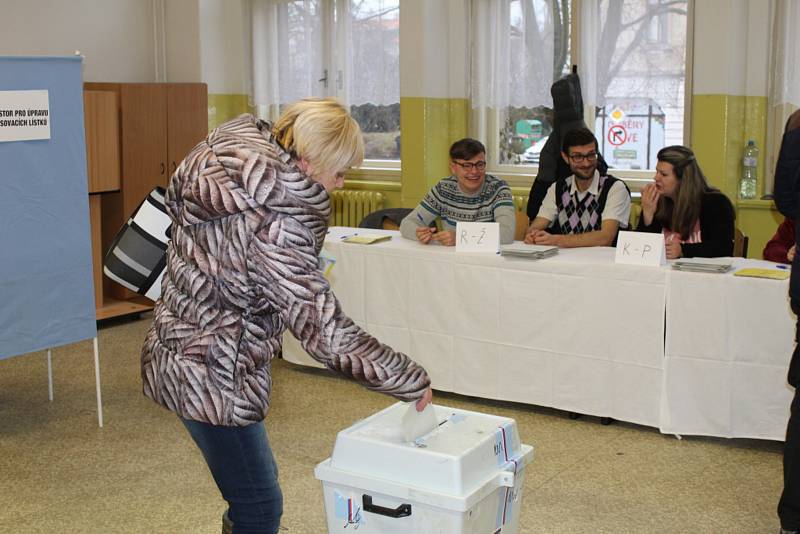 Tradičně se ve volební místnosti proměnily také třídy kladenské průmyslové školy Jana Palacha.