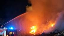 Noční požár skládky v Uhách likvidovali hasiči déle než tři hodiny.