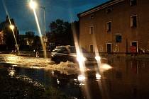 Přívalový déšť vytvořil U Brodu lagunu, auta sotva projedou.