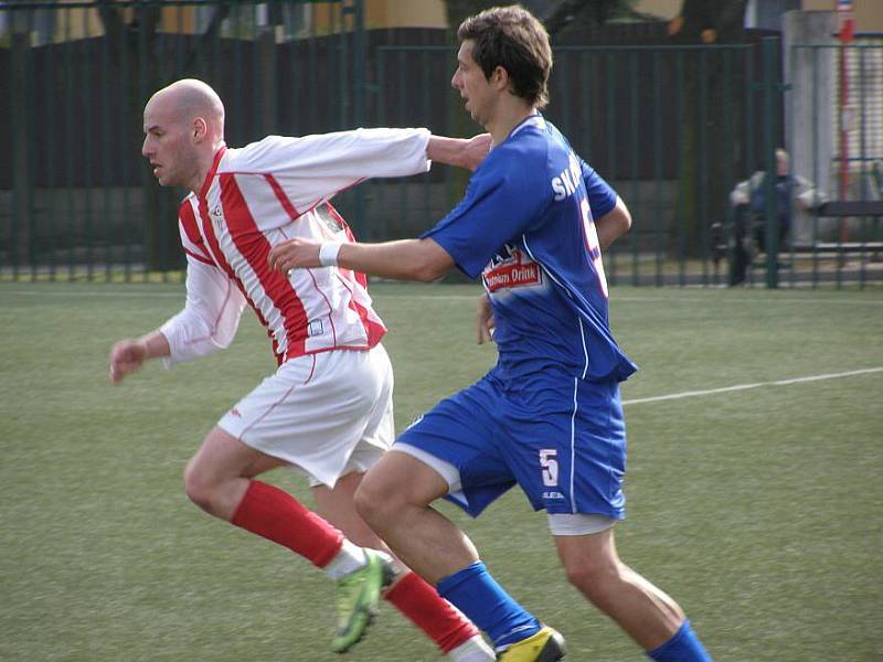 Divize B: Kladno B - Jirny 1:2, hostující Dubský (vlevo) dal důležitější gól než kladenský Radosta. 