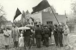 Skromný pomníček obětem druhé světové války byl odhalen 2. května 1959.