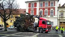 Vánoční strom na slánském náměstí už stojí