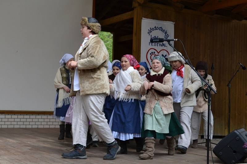 Nedělní program folklorního festivalu v místním amfiteátru.