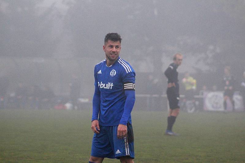 V posledním podzimním kole ČFL Velvary (v modré) porazili ve velké mlze Hradec králové B 6:0. Ladislav Vopat vstřelil 4 branky.