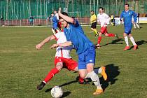 Doksy (v modrém) vybojovaly cennou výhru 3:0 nad Tuchlovicemi.