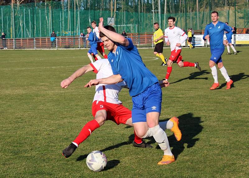 Doksy (v modrém) vybojovaly cennou výhru 3:0 nad Tuchlovicemi.