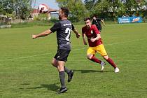 Tahák okresního přeboru, vedoucí Slavoj Kladno (v černém) doma prohrál s druhými Jedomělicemi 0:1.