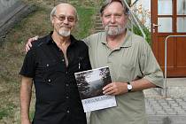 Autorská dvojice Petr Petříček (vlevo) a Luděk Švorc pokřtí v prosinci svou další knihu Na vlnách netu.