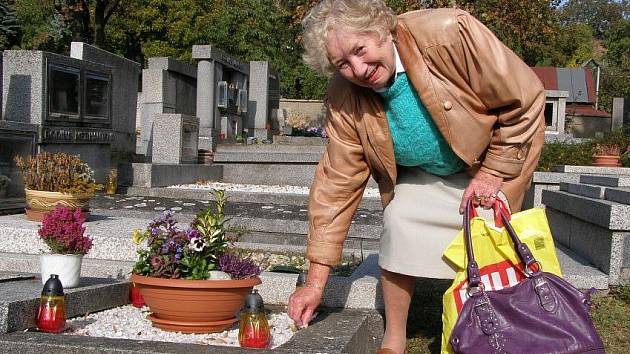 Jarmila Carvanová je jednou z žen, které na hřbitov docházejí pravidelně. O místa posledního odpočinku svých příbuzných se pečlivě stará každý týden. 