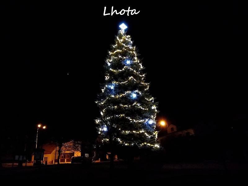 Vánoční strom v obci Lhota.