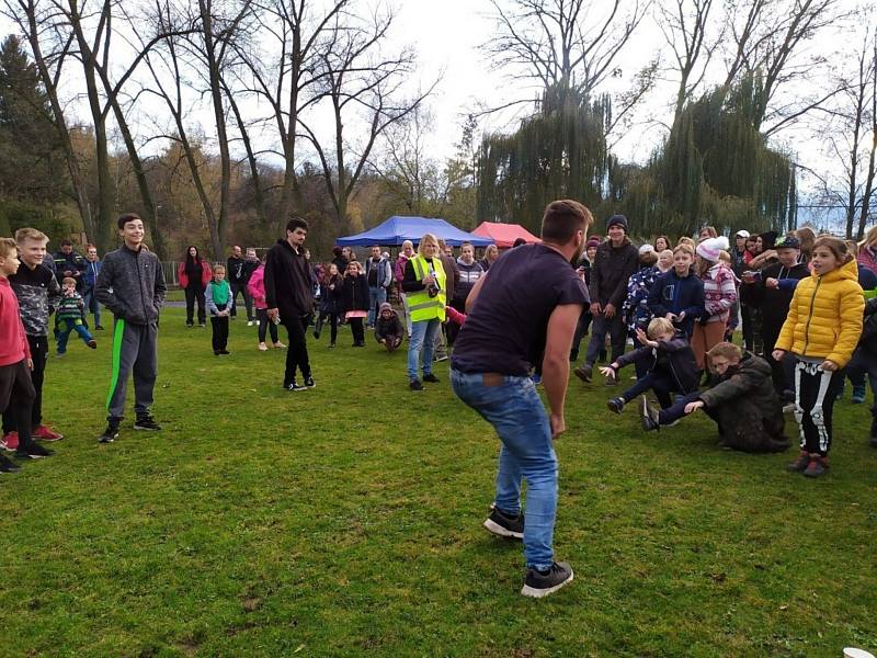 Parkourista Tary předvedl své umění ve Dřetovicích.