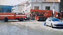 Od ničivé povodně uběhlo dvacet let. Takhle pomáhali zloničtí hasiči v Kralupech nad Vltavou.