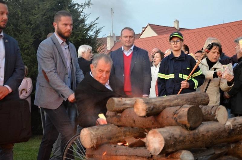 Prezident Miloš Zeman zapálil v Lánech Masarykovu vatru.