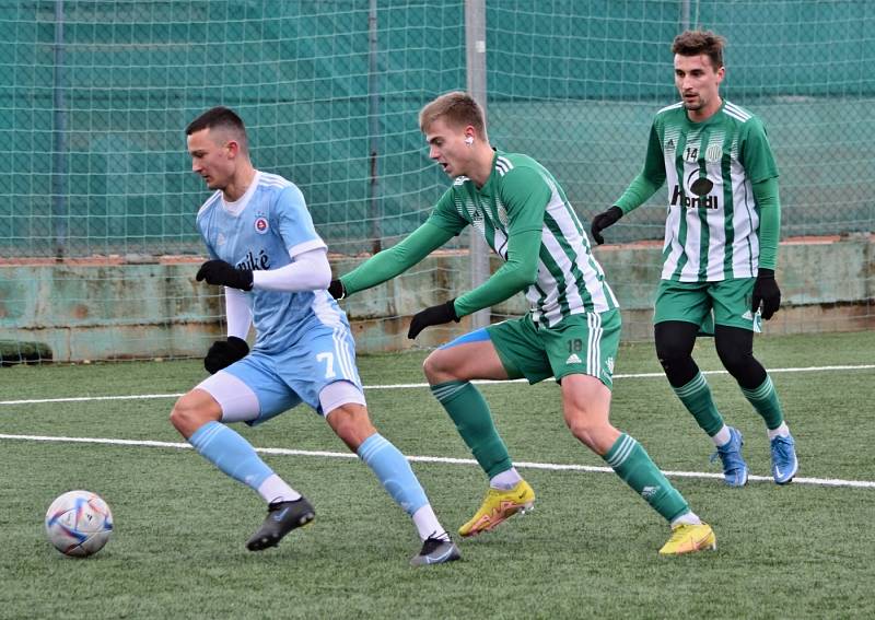 Slovan Bratislava B (ve světle modrém) porazil v přípravě Sokol Hostouň 2:1.