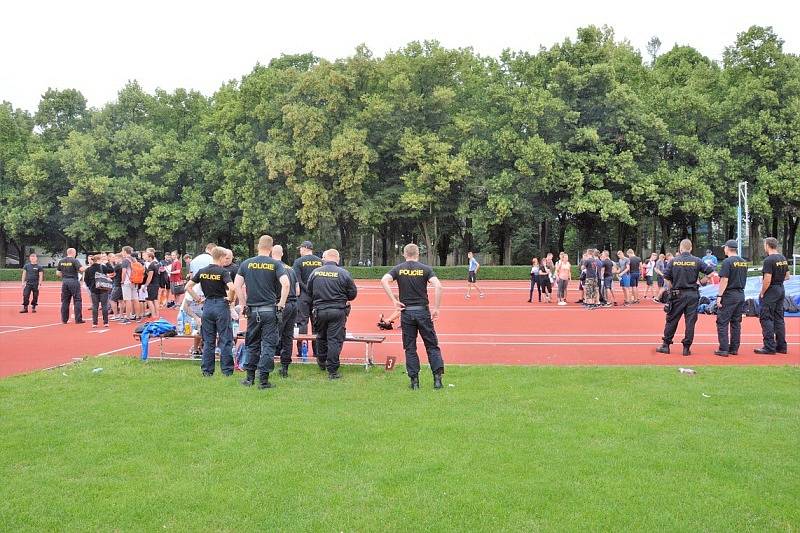 Přes bariéry s policií.