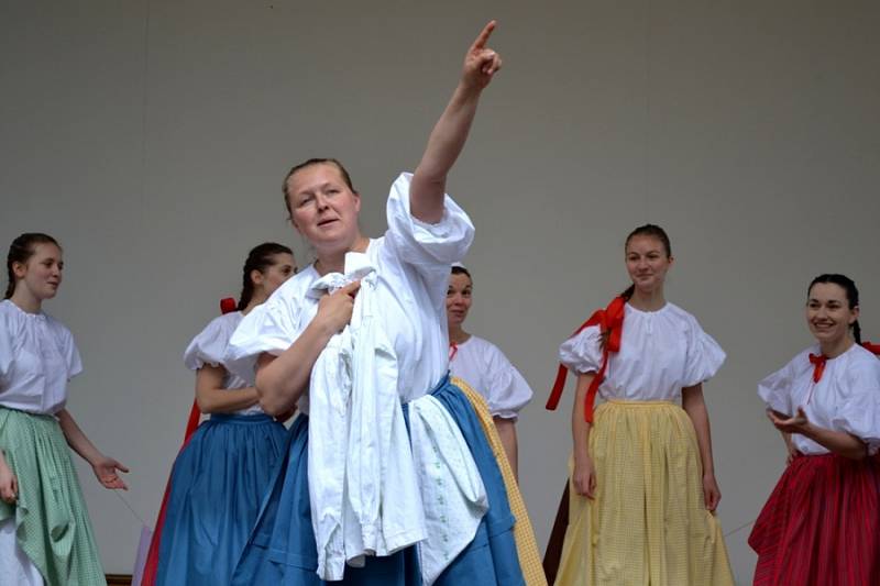 Nedělní program folklorního festivalu v místním amfiteátru.