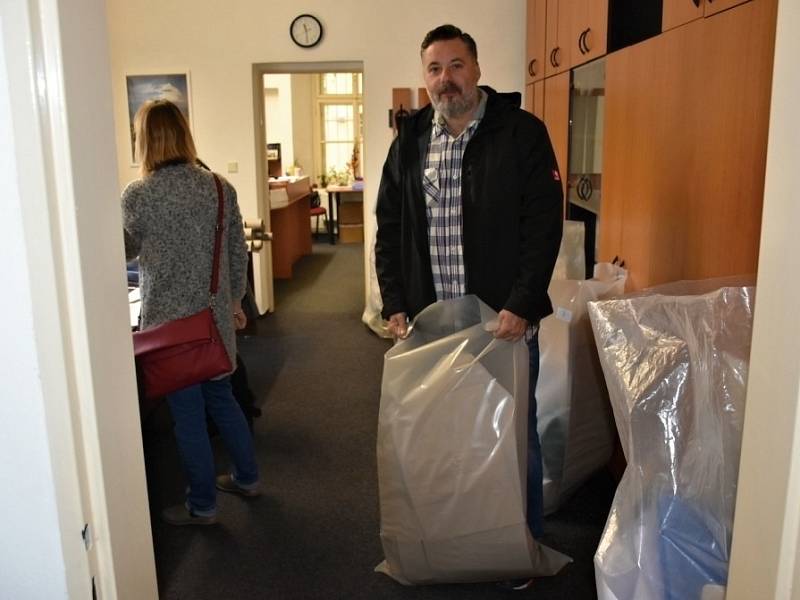 Vše je k volbám připraveno, komisaři za pomoci členů volebních komisí už od 11:30 hodin rozvážejí potřebné materiály do volebních okrsků. Pytle jsou plné hlasovacích lístků, voličských seznamů a dalších náležitostí.