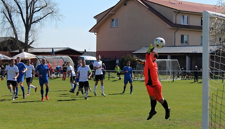 Hřebeč ( v bílém), tentokrát Nespeky nezdolala, tým z Benešovska vyhrál 1:0.