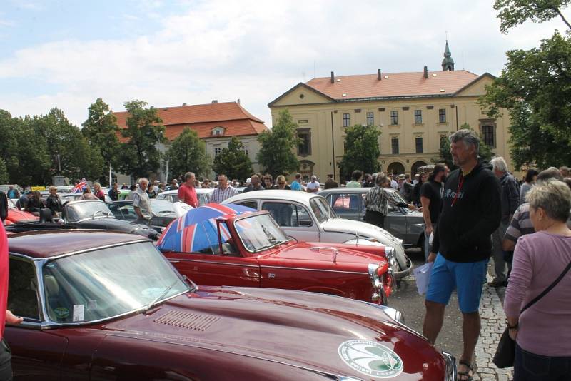 Legendární jízda historických vozidel přilákala opět po roce do Slaného desítky účastníků. První okruh se jel už před pětašedesáti lety.