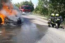 Požár automobilu na silnici mezi Podlešínem a Knovízem.
