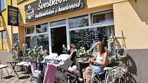 Švestkovic květinářství s kavárnou v Kladně. Zdejší snídaně a káva jsou vyhlášené.