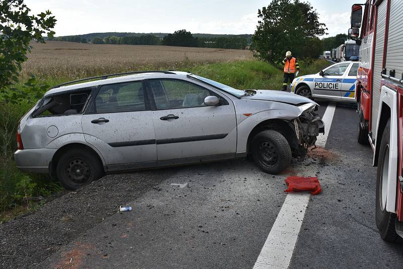 Ford Focus vyjel mimo vozovku, řidič utrpěl vážná zranění.