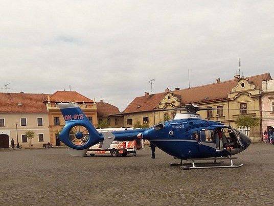 V sobotu kolem poledne přistál ve Velvarech na náměstí vrtulník. Mezi Roudnickou branou a ulicí U Cukrovaru srazilo auto chodkyni.