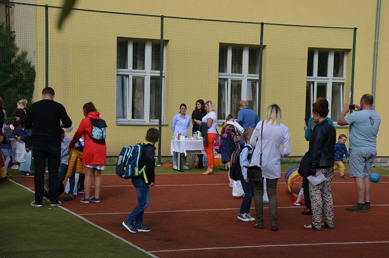 Velvarské školáky přivítala také pilná včelka, děti si užily soutěže i dílničky.