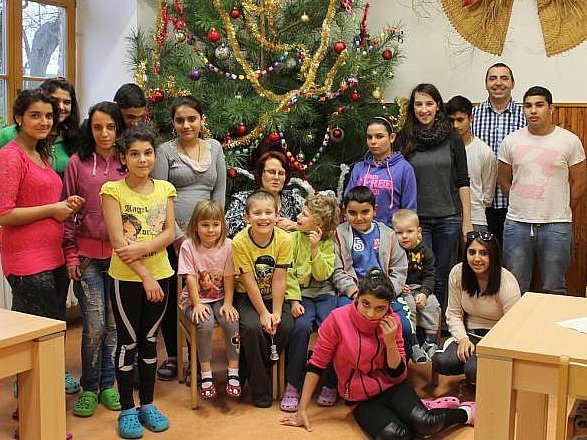 ROMAN PEJŠA (horní řada druhý zprava) s dětmi a kolegyněmi u vánočního stromku v domově v Ledcích.